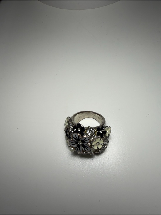 Jewelry - Floral Cluster Statement Ring - Black & Cream
